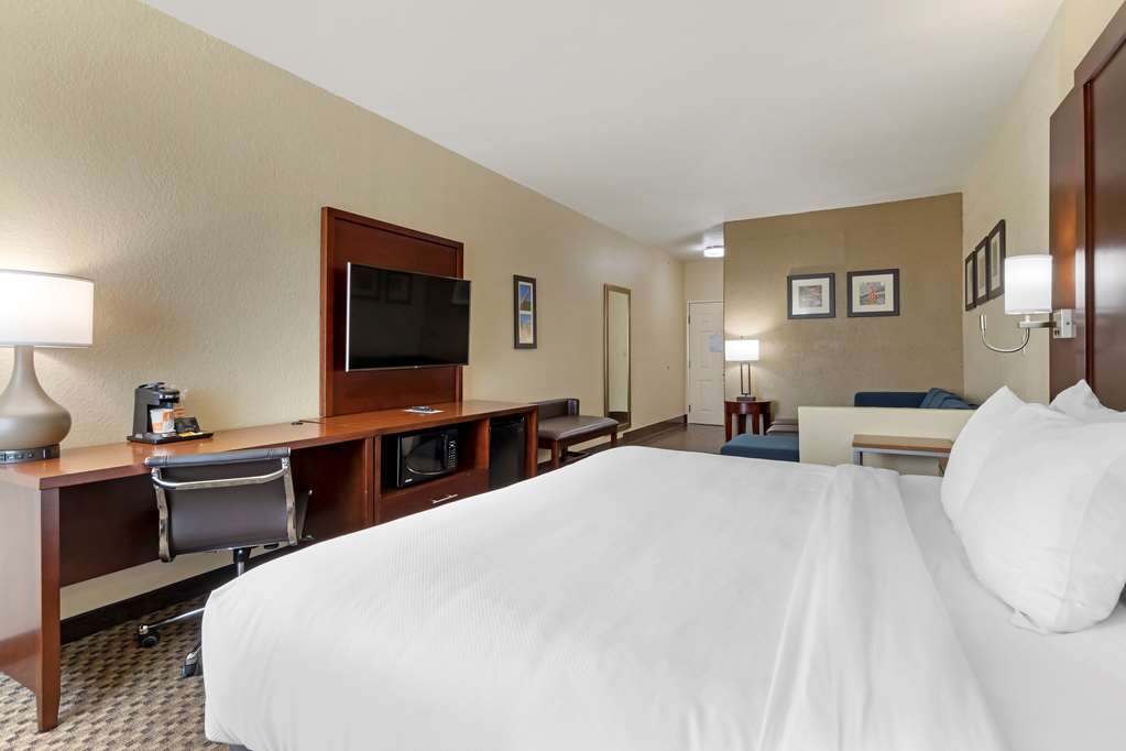 comfort inn and suites near six flags and medical center