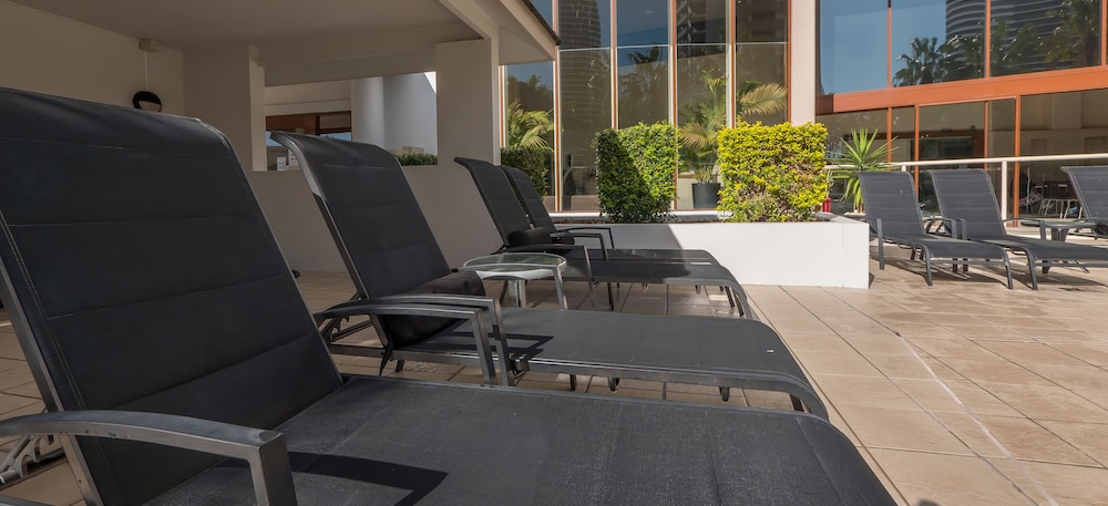 broadbeach savannah hotel and resort