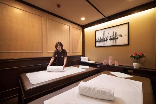 orchid trendy cruise