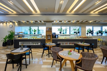 sadot hotel ben gurion airport an atlas boutique hotel
