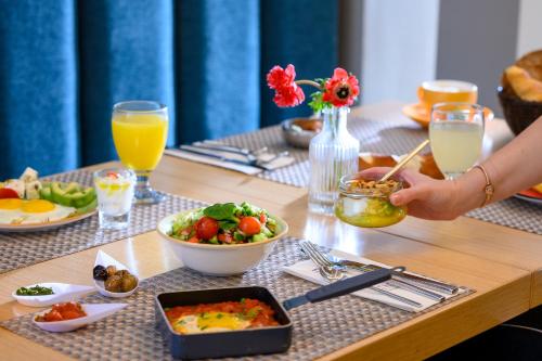 sadot hotel ben gurion airport an atlas boutique hotel