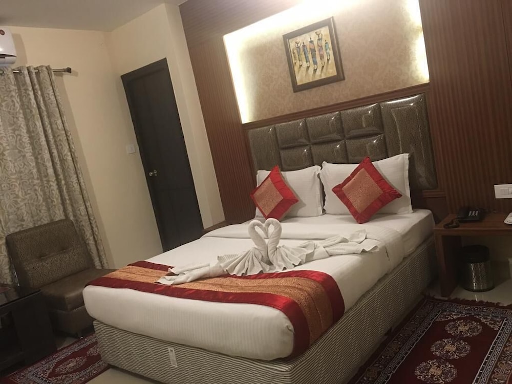 hotel pine tree