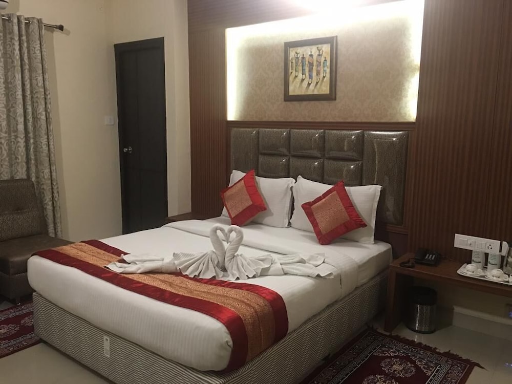 hotel pine tree