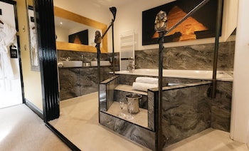 st hildas boutique