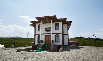 flora handuzu resort and bungalow