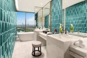 hualuxe shanghai changfeng park an ihg hotel
