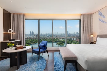 hualuxe shanghai changfeng park an ihg hotel
