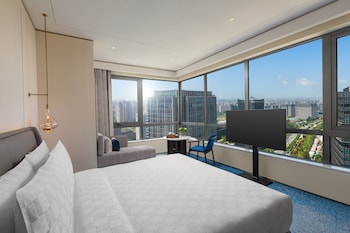 hualuxe shanghai changfeng park an ihg hotel