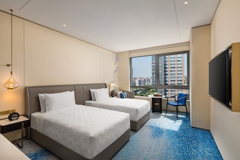 hualuxe shanghai changfeng park an ihg hotel