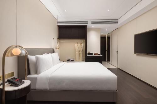 hualuxe shanghai changfeng park an ihg hotel