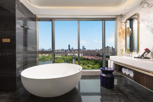 hualuxe shanghai changfeng park an ihg hotel