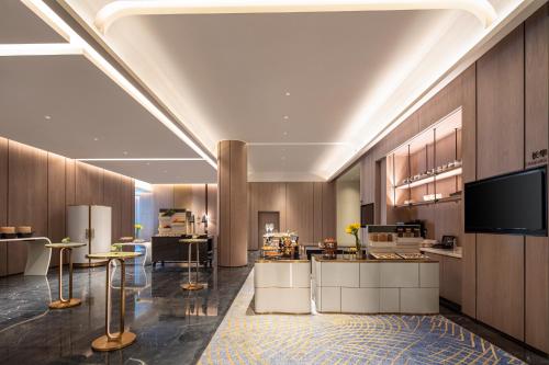 hualuxe shanghai changfeng park an ihg hotel