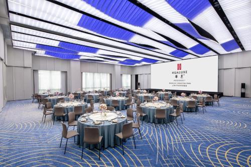 hualuxe shanghai changfeng park an ihg hotel