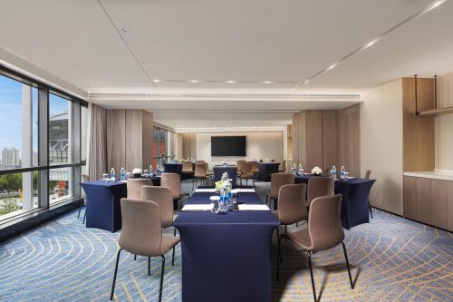 hualuxe shanghai changfeng park an ihg hotel