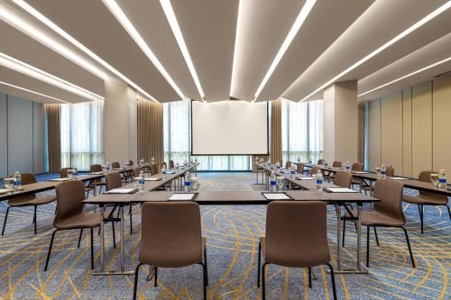 hualuxe shanghai changfeng park an ihg hotel