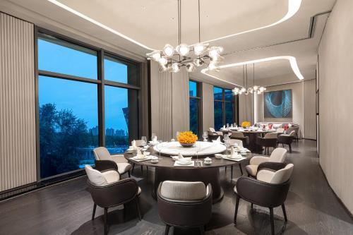 hualuxe shanghai changfeng park an ihg hotel