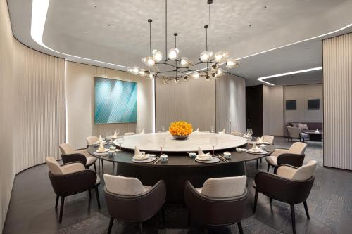 hualuxe shanghai changfeng park an ihg hotel