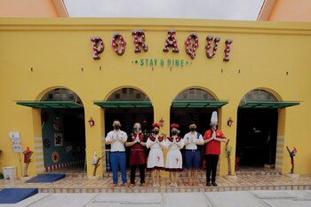 por aqui stay and dine