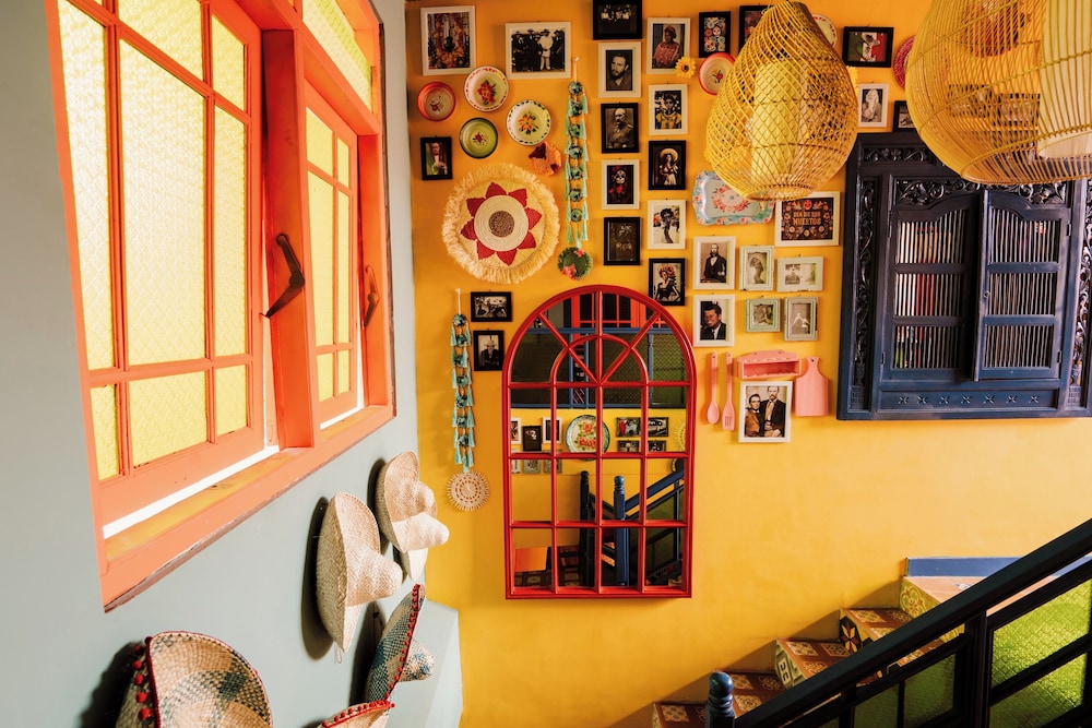 por aqui stay and dine