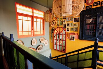 por aqui stay and dine