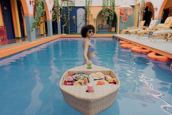 por aqui stay and dine