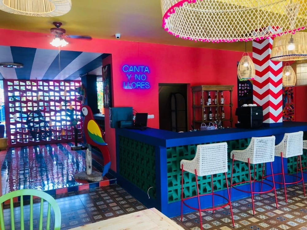 por aqui stay and dine