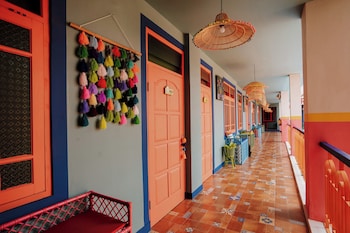 por aqui stay and dine