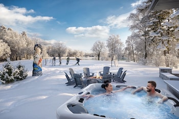 Lake Garden Cottage 22 Acres Boats Hot Tub,,0 star