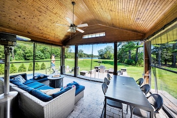 Lake Garden Cottage 22 Acres Boats Hot Tub,,0 star