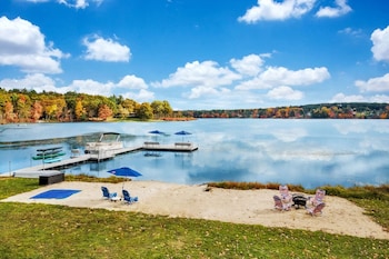 Lake Garden Cottage 22 Acres Boats Hot Tub,,0 star