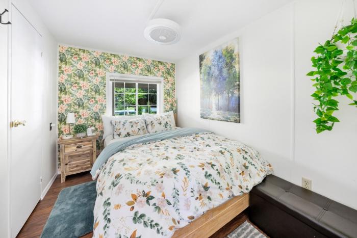 lake garden cottage 22 acres boats hot tub
