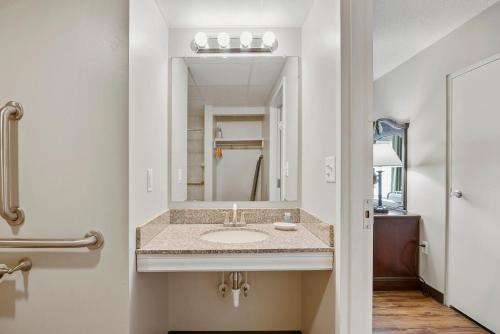 top floor handicap accessible bay view