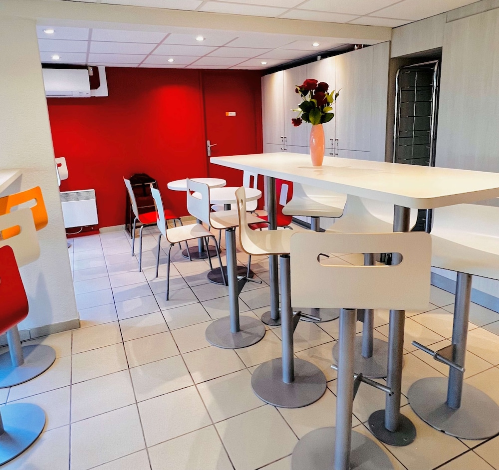premiere classe saint quentin en yvelines elancourt
