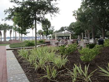 607 Bay Luxurious Guest Rooms,,2.5 star