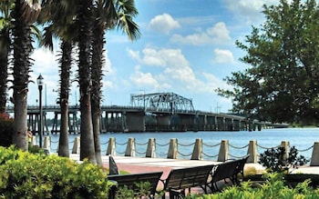 607 Bay Luxurious Guest Rooms,,2.5 star