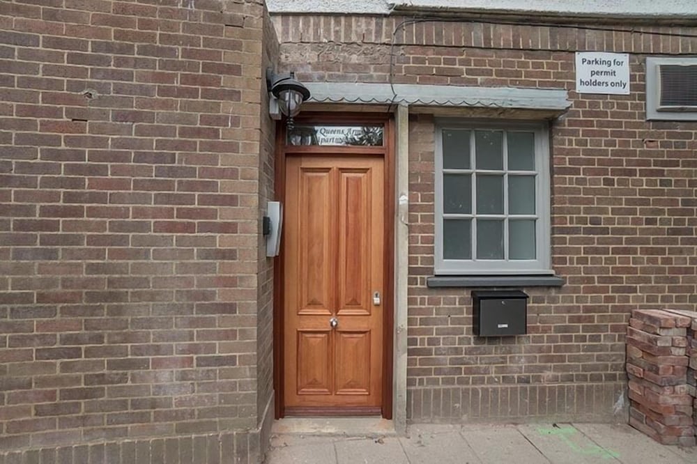 the queens arms apartments