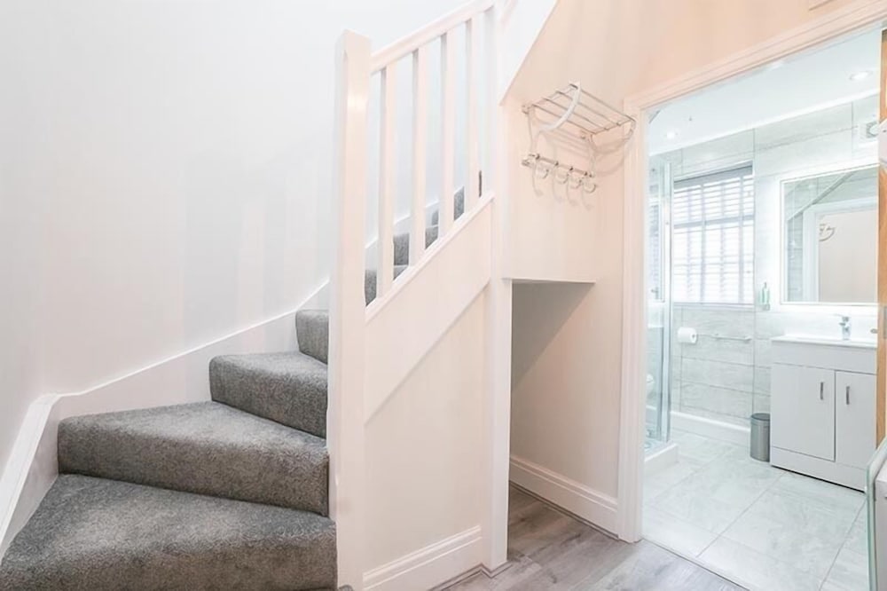 the queens arms apartments