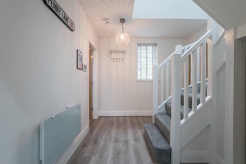 The Queens Arms Apartments,,0 star