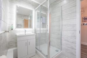 the queens arms apartments