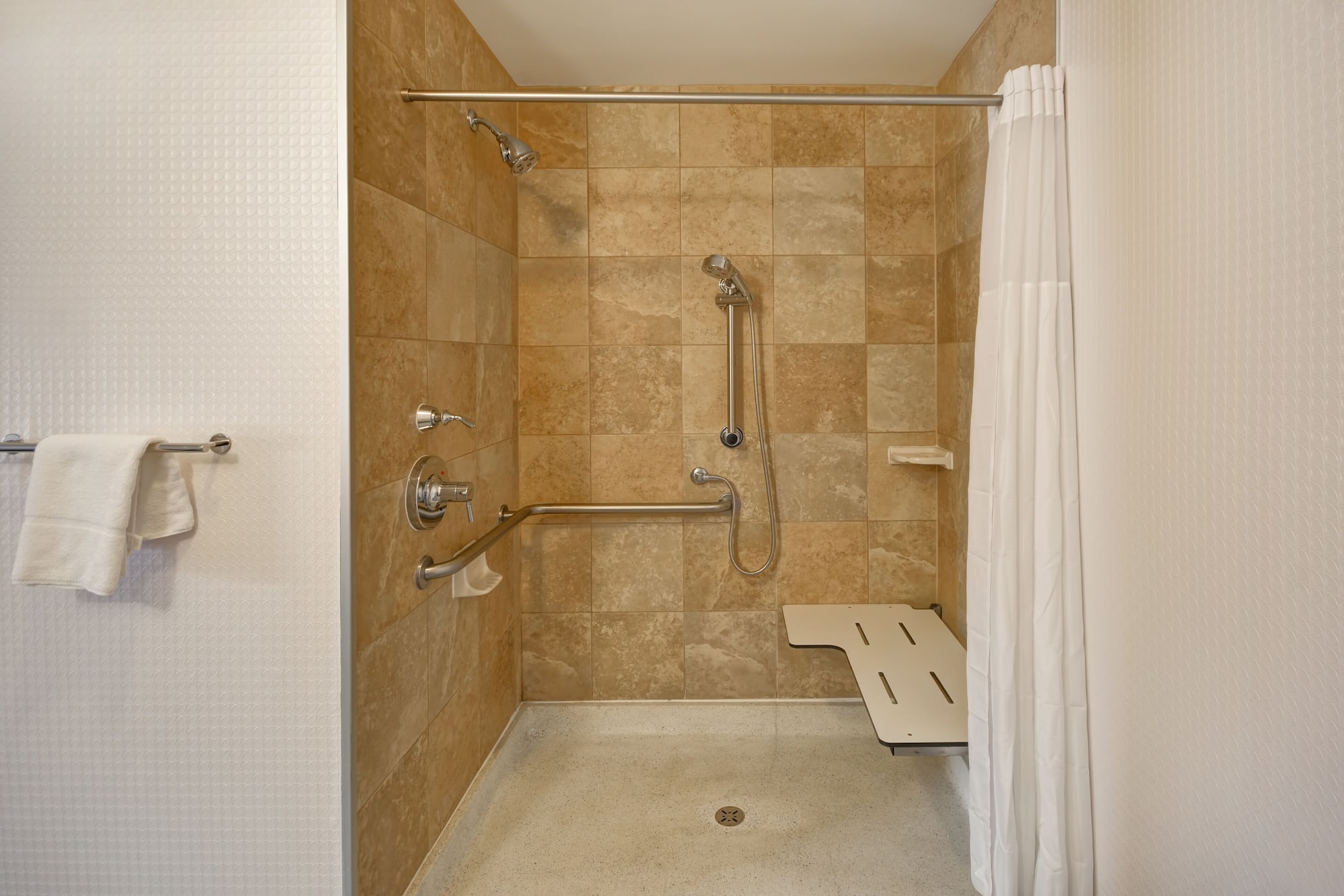 hampton inn and suites columbus easton area