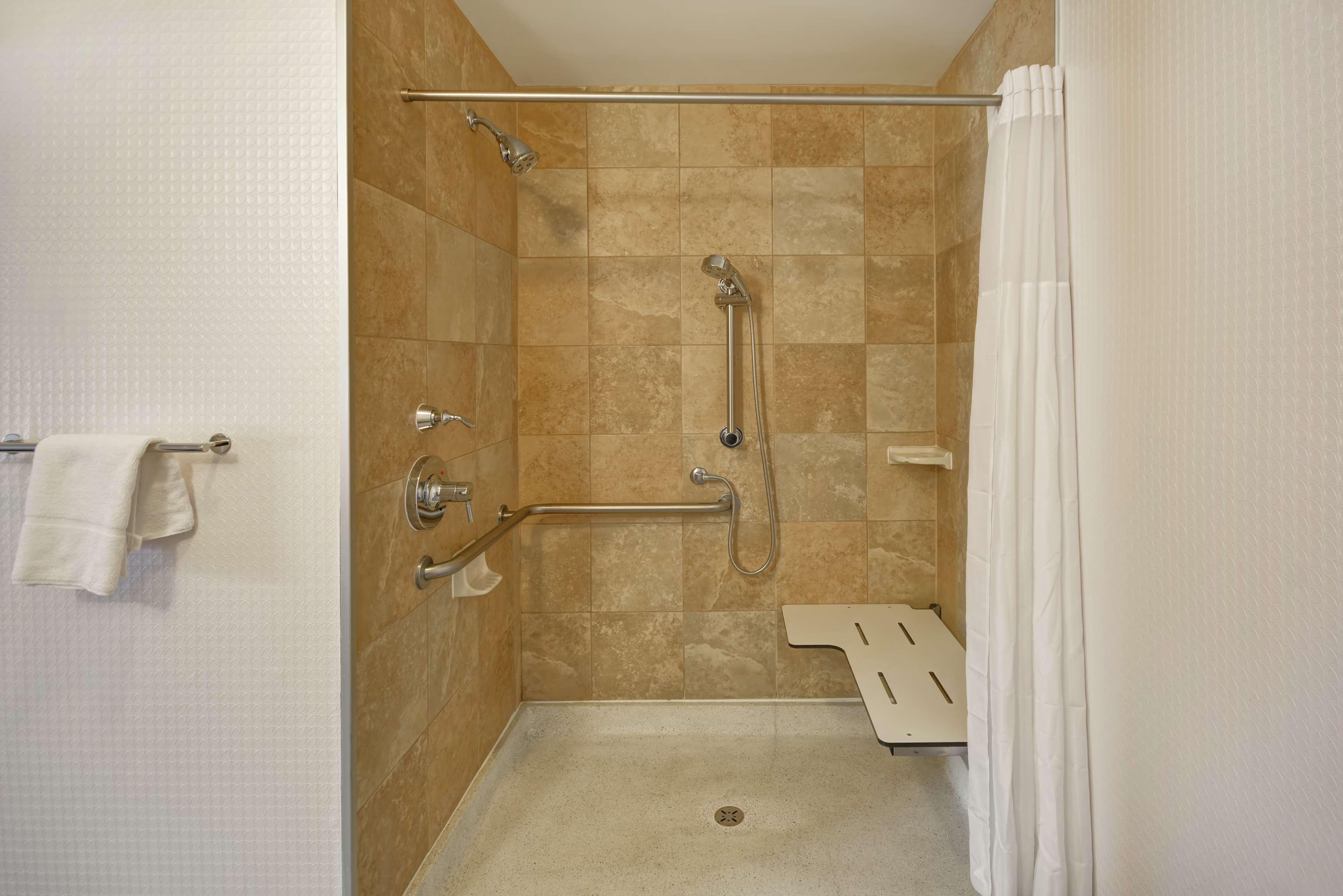 hampton inn and suites columbus easton area