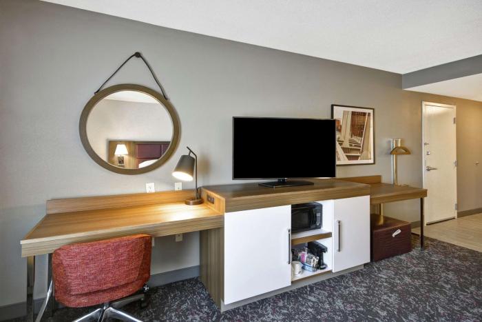 hampton inn and suites columbus easton area