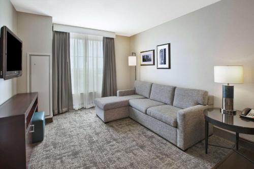 embassy suites columbus airport