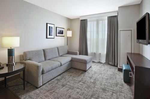 embassy suites columbus airport