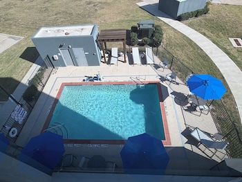 Holiday Inn Express & Suites Dallas Plano North,,2.5 star