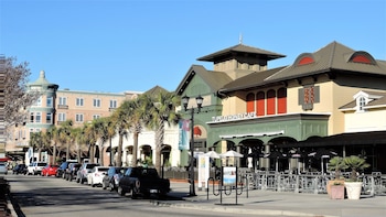 oceanfront boardwalk condo w private balcony and access to beach