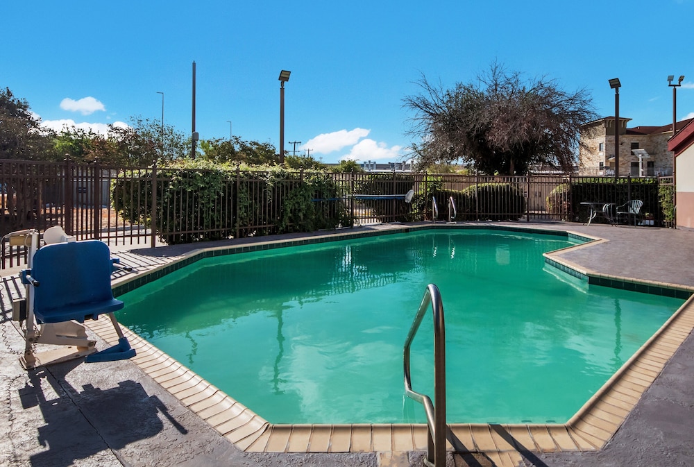 hometowne studios by red roof san antonio seaworld northwest