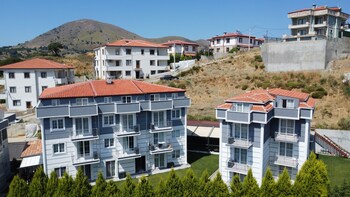 sidelya apart