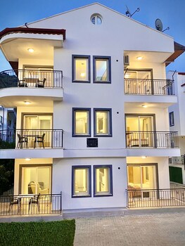 sarisoy apart