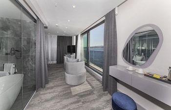 pera bosphorus hotel